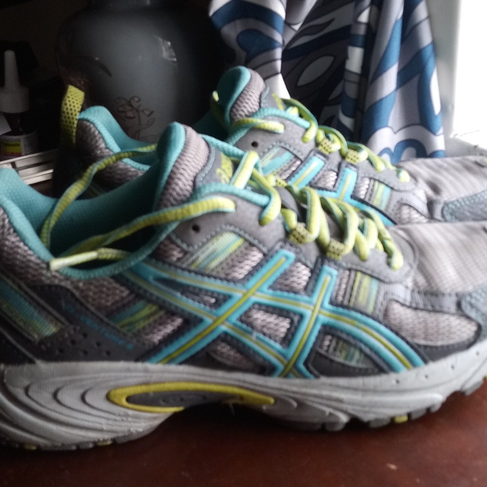 Size 8 women's basics sneakers, rarely worn